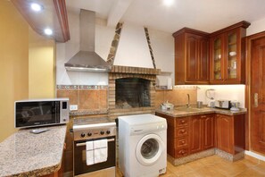 Fridge, microwave, oven, stovetop - Holiday Apartment 'Mario' with Mountain Views, Wi-Fi and Air Conditioning (La Laguna)