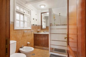 Een douche, een haardroger, handdoeken
