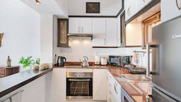 Een koelkast, een microgolfoven, een oven, een kookplaat