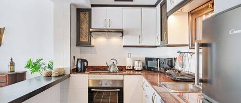 Frigorifero, microonde, forno, piano cottura