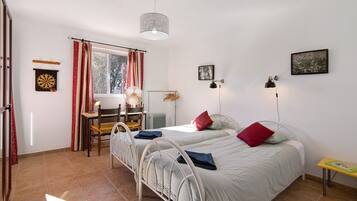 2 bedrooms, iron/ironing board, free WiFi, bed sheets