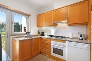 Een koelkast, een microgolfoven, een oven, een kookplaat