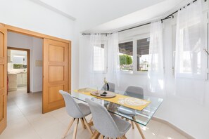Dining - Villa 'La Torre Lenguado' with Private Pool, Wi-Fi and Air Conditioning (Torre Pacheco)