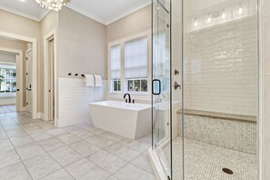 Bañera con ducha, secador de pelo, toallas
