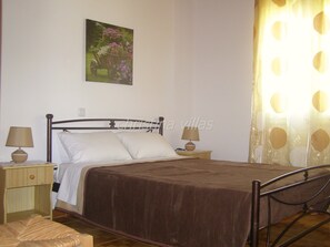2 bedrooms, iron/ironing board, WiFi, bed sheets