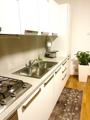 Fridge, oven, stovetop, coffee/tea maker - Cà DEL SOLE - Panoramic Penthouse in the Historic Center (Montagnana)