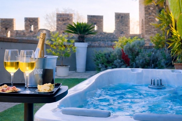 Outdoor spa tub