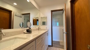 House, 3 Bedrooms | Bathroom | Towels - Oakridge Cottage 3 Bedroom Home (Jekyll Island)