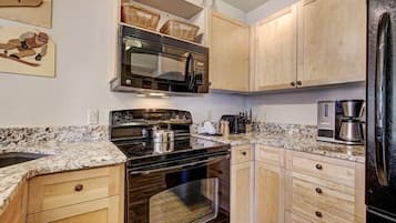 Condo, 1 quarto | Cozinha privada | Geladeira, fogão, cafeteira/chaleira, torradeira