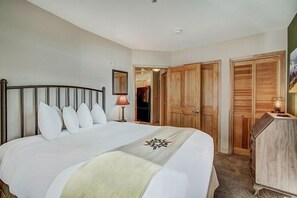 Ein Schlafzimmer mit einem Bett, einem Schreibtisch und einem Kleiderschrank.