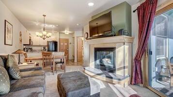 Condo, 1 Bedroom | Living area