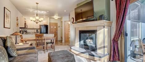 Condo, 1 Bedroom | Living area