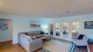 Casa, 4 habitaciones | Área de sala de estar | Smart TV 