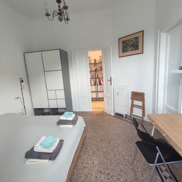 1 chambre, coffre-fort, bureau, lit de bébé portatif