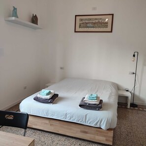 1 chambre, coffres-forts dans les chambres, bureau, lit parapluie