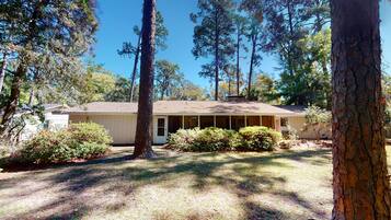 House, 3 Bedrooms | Exterior