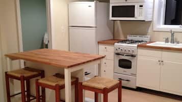 Køleskab, mikrobølgeovn, ovn, kogeplade