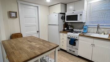 Kylskåp, mikrovågsugn, ugn och spishäll