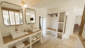A modern bathroom with two sinks, a mirror, and a shower area. - Maison Chaleureuse en Bord de Loire (La bohalle)