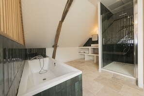 Douche, sèche-cheveux, serviettes fournies