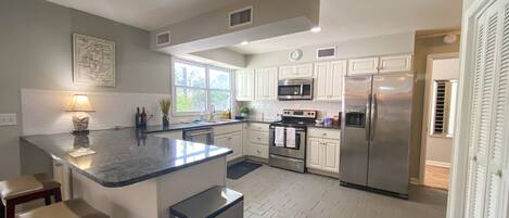 House, 4 Bedrooms | Private kitchen | Fridge, oven, coffee/tea maker, toaster