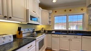 House, 3 Bedrooms | Private kitchen | Fridge, oven, coffee/tea maker, toaster