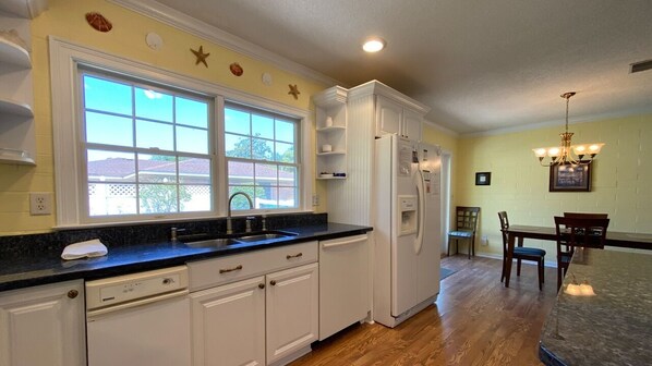House, 3 Bedrooms | Private kitchen | Fridge, oven, coffee/tea maker, toaster
