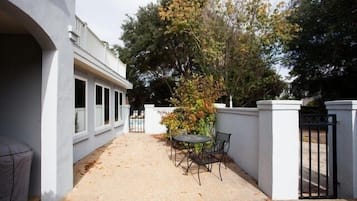 House, 4 Bedrooms | Property grounds