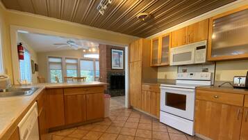 House, 4 Bedrooms | Private kitchen