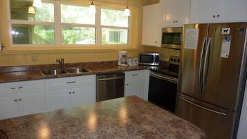 Duplex, 3 Bedrooms | Private kitchen | Fridge, oven, coffee/tea maker, toaster