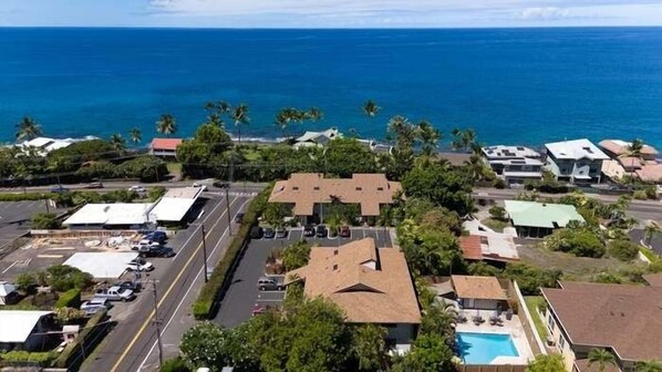 Vista aérea de una zona costera con edificios, una carretera y una piscina.