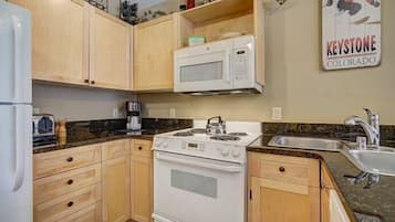 Refrigerador, horno, cafetera/tetera, tostadora