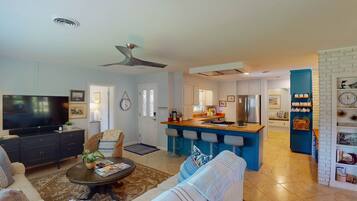 House, 4 Bedrooms | Living area | Smart TV