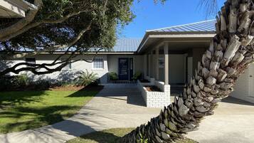 House, 4 Bedrooms | Property grounds