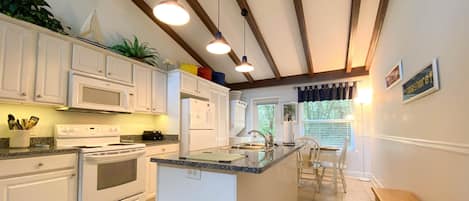 Duplex, 2 Bedrooms | Private kitchen | Fridge, oven, coffee/tea maker, toaster