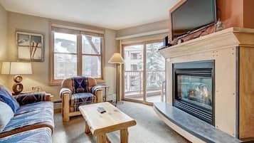 Condo, 2 Bedrooms | Living area
