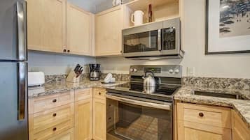 Condo, 2 Bedrooms | Private kitchen | Fridge, oven, coffee/tea maker, toaster