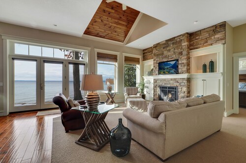 Waterfront | Beachfront | Private on Lake Michigan | 15 mins to Charlevoix