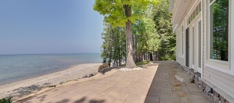 Waterfront | Beachfront | Private on Lake Michigan | 15 mins to Charlevoix