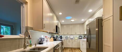 House, 3 Bedrooms | Private kitchen | Fridge, oven, coffee/tea maker, toaster