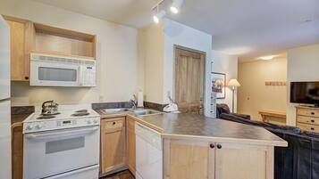Private kitchen | Fridge, oven, coffee/tea maker