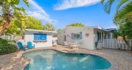 At Ease East: A tropical rental 1/2 block from the beach