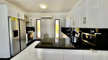 Refrigerador, microondas, horno y parrilla de estufa