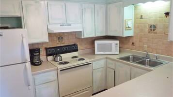 Duplex, 2 Bedrooms | Private kitchen | Fridge, oven, coffee/tea maker, toaster