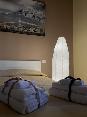 2 bedrooms, iron/ironing board, free WiFi, bed sheets - Maria Marì house (Napoli)