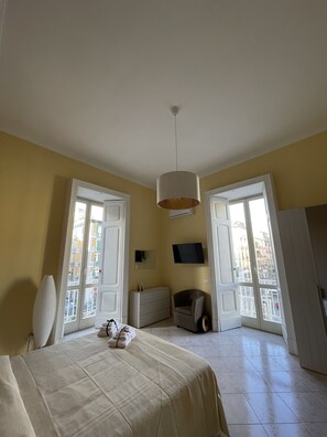 2 bedrooms, iron/ironing board, free WiFi, bed sheets - Maria Marì house (Napoli)