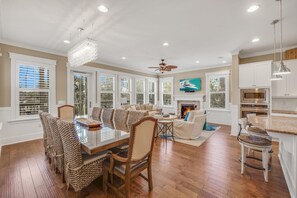 Dining - Low-Speed Vehicle! 4 Adult Bikes! Community Amenities! (Santa Rosa Beach)