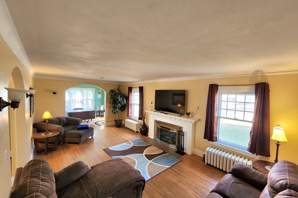 Huge Living Room, 65in Smart Tv