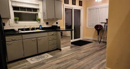 Huge deck & yard Near Indoor Sports Arena! Spacious! Smart TVs! Fast Wifi! Cozy.