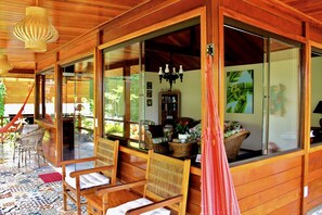 Lobby sitting area - Aratinga inn (Angra dos Reis)